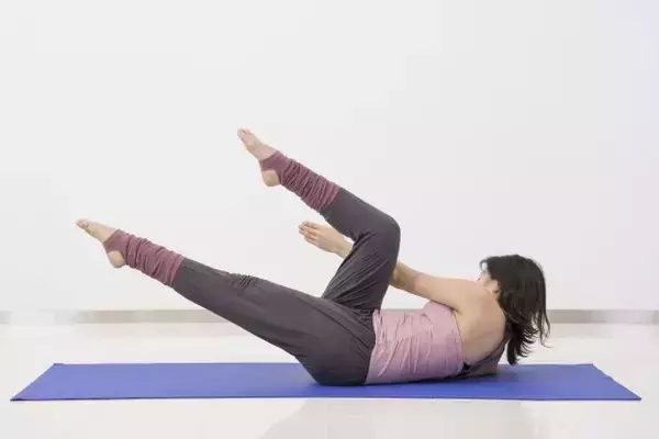 「腰まわりの“重だる感”の解消に。１日３セット【腹筋とくびれが同時に目覚める】簡単エクササイズ」の画像