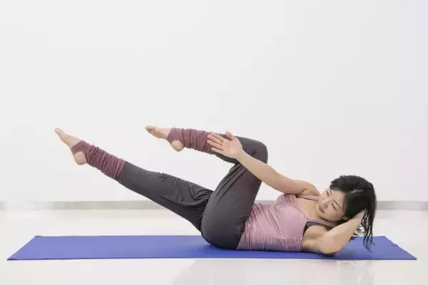 「腰まわりの“重だる感”の解消に。１日３セット【腹筋とくびれが同時に目覚める】簡単エクササイズ」の画像