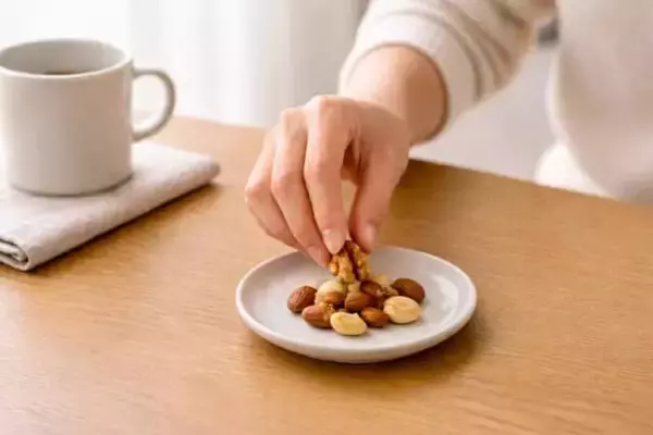 「ナッツなら安心」と思ってない？40代・50代のダイエットでありがち“ヘルシー間食”の誤解