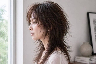 レイヤー入れてるのに野暮見え？大人世代のヘアスタイルで多い“軽くしすぎ問題”とは