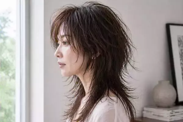 レイヤー入れてるのに野暮見え？大人世代のヘアスタイルで多い“軽くしすぎ問題”とは