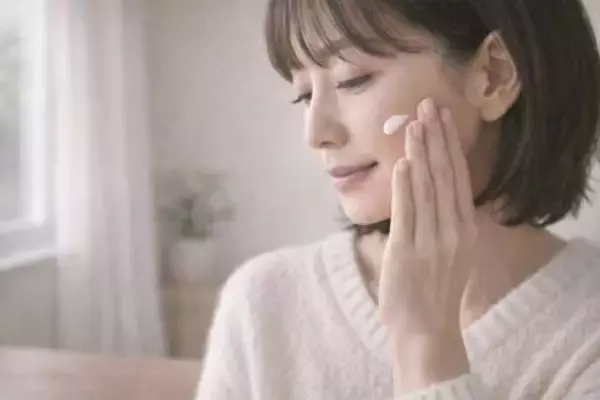 「若見えよりも“清潔感とツヤ”。大人世代が『年始に見直すべきスキンケア習慣』３つ」の画像