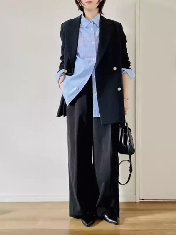 「そのネイビージャケット“地味見え”してない？40代・50代が見直すべき「春インナー」の正解」の画像