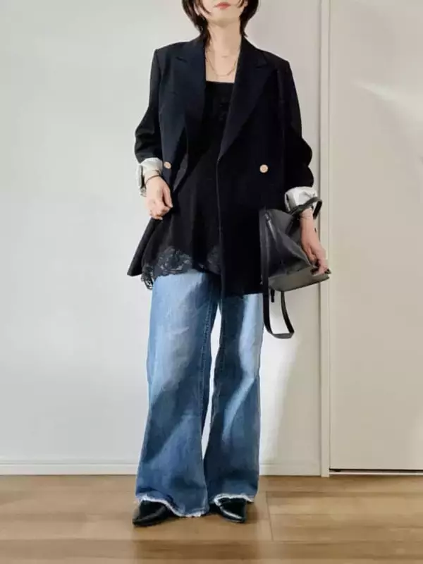 「そのネイビージャケット“地味見え”してない？40代・50代が見直すべき「春インナー」の正解」の画像