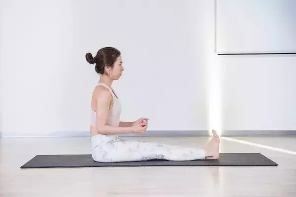 太もも裏と体幹を同時に刺激。座ったままでOK【下半身ラインを底上げする】簡単習慣