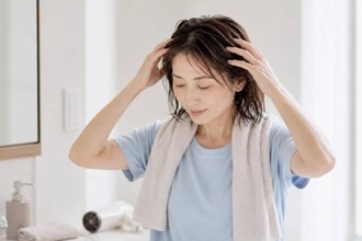 最近、一気に増えた気がする…。40代以降に白髪が増えやすくなる理由