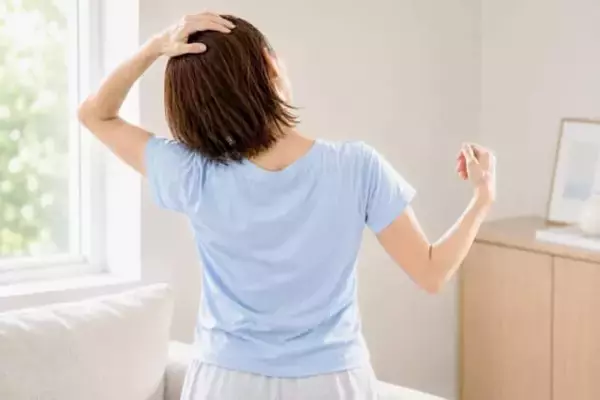 「最近、一気に増えた気がする…。40代以降に白髪が増えやすくなる理由」の画像