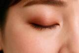 「老け見えから脱却！2025秋冬トレンドの“透けツヤアイ”で叶える「若返りアイメイク」」の画像1