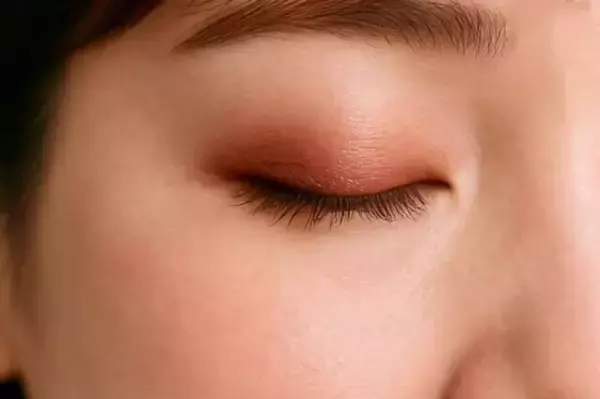 老け見えから脱却！2025秋冬トレンドの“透けツヤアイ”で叶える「若返りアイメイク」