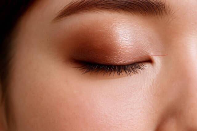 老け見えから脱却！2025秋冬トレンドの“透けツヤアイ”で叶える「若返りアイメイク」