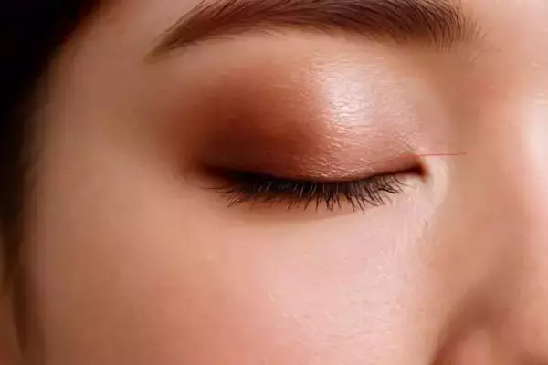 「老け見えから脱却！2025秋冬トレンドの“透けツヤアイ”で叶える「若返りアイメイク」」の画像