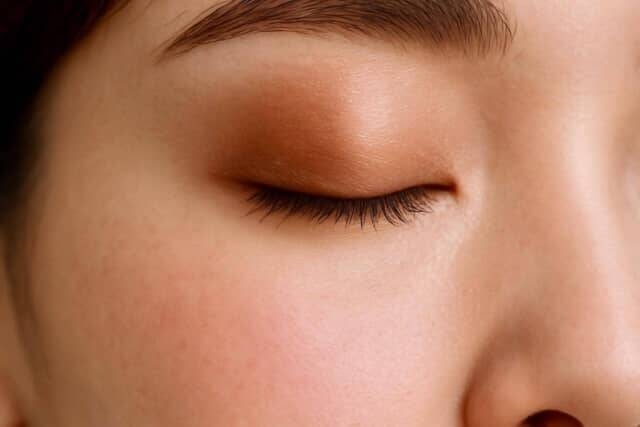 老け見えから脱却！2025秋冬トレンドの“透けツヤアイ”で叶える「若返りアイメイク」