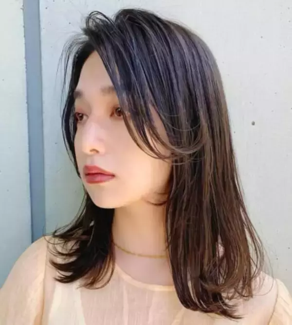 「透明感が夏髪にマッチ。きれいめな雰囲気を爆上げする【最旬ヘアカラー】３選」の画像