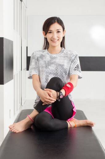 見た目年齢が若返る。１日１分【姿勢の崩れを整えて細見えを叶える】簡単ストレッチ