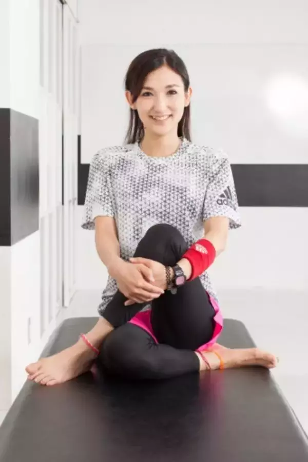 「見た目年齢が若返る。１日１分【姿勢の崩れを整えて細見えを叶える】簡単ストレッチ」の画像