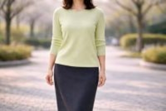 ロングスカートが重く見える原因は“腰の境界線”。40代・50代が整えたい正解バランス