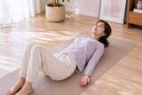 「巻き肩が気になる人へ。胸を開くだけ“上半身がスッキリ見える”簡単「姿勢リセット」習慣」の画像1