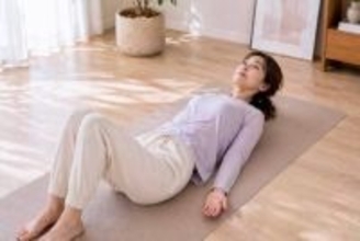 巻き肩が気になる人へ。胸を開くだけ“上半身がスッキリ見える”簡単「姿勢リセット」習慣
