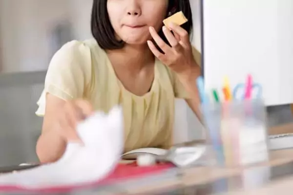 “なんとなく間食”をやめるだけ。３ヶ月−３kg「だらだら食べを止める」簡単ダイエット