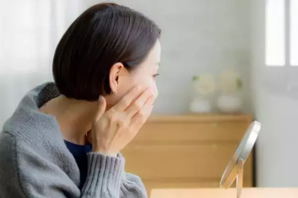 体重より“見た目”が先に崩れる。年末に「顔と下半身がパンパンになる」本当の理由