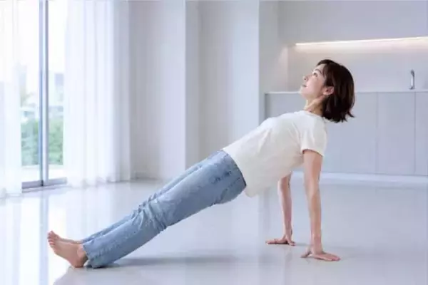 「パンツ姿がなんだか決まらない…。後ろ姿の重見えを防ぐ“お尻と体幹”の簡単習慣」の画像