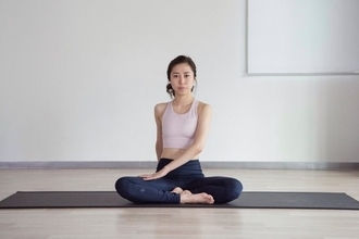 “寸胴化”が進んだら即これ！あぐらのまま実践【くびれ復活が叶う】簡単ねじりポーズ