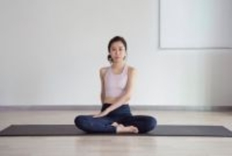 “寸胴化”が進んだら即これ！あぐらのまま実践【くびれ復活が叶う】簡単ねじりポーズ