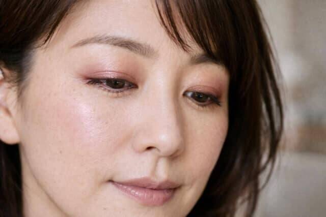 疲れが顔に出る年末…。寝不足でもパッと明るく見える「大人の回復メイク」