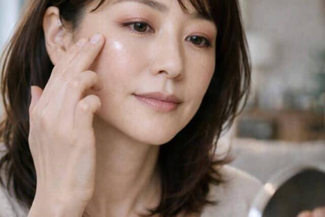 疲れが顔に出る年末…。寝不足でもパッと明るく見える「大人の回復メイク」