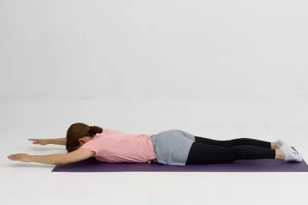 「なんか上半身だけ重い…？40代からの“背中と二の腕”をすっきり見せる簡単習慣」の画像