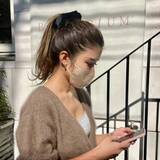 「おしゃれ感引き立つ簡単ヘアアレンジ。周りと差の付く【まとめ髪】に仕上げる“ひとワザ”」の画像1