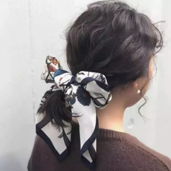 「おしゃれ感引き立つ簡単ヘアアレンジ。周りと差の付く【まとめ髪】に仕上げる“ひとワザ”」の画像