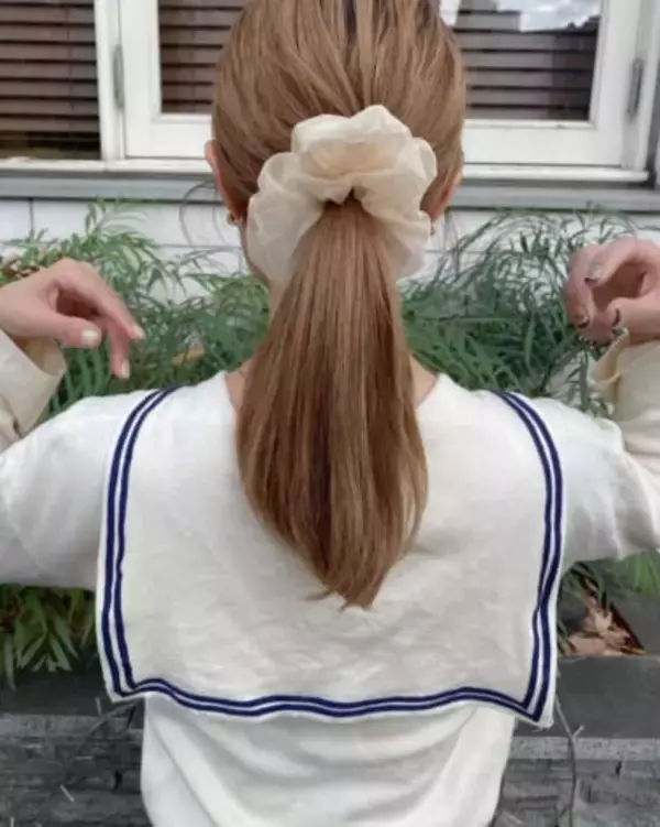 「おしゃれ感引き立つ簡単ヘアアレンジ。周りと差の付く【まとめ髪】に仕上げる“ひとワザ”」の画像