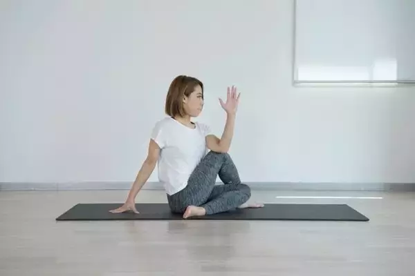 「姿勢を整えて上半身をねじるだけ。１日１セット【ウエストのくびれ作りに効く】簡単習慣」の画像