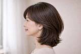 「くびれを作れば若く見える？40代・50代のミディアムヘアが古見えする“くびれ強すぎ”問題」の画像2