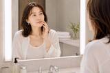 「【40代・50代】シミも毛穴も隠したい。でも隠しすぎない。2026初夏ベースメイクの新ルール」の画像1