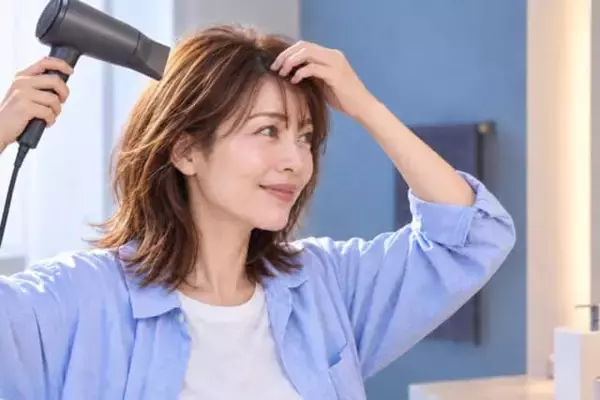 帽子を脱いだら前髪がぺたんこ…？つぶれた前髪は“毛先より根元から戻す”が正解