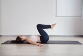 腹筋も背筋も一気に強化できます。１日10回【腰周りの引き締めに効く】簡単習慣