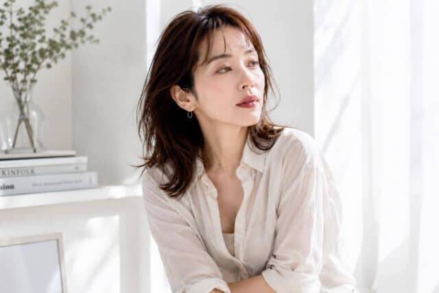 無理な若作りに見えてしまうかも。40代・50代が今すぐやめたい“血色盛りメイク”