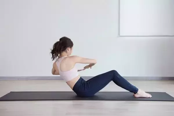 「ウエストが変わる！１日10回【お腹痩せ＆くびれ作りが同時に叶う】簡単エクササイズ」の画像