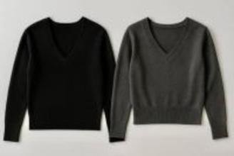 昔のままだと“おば見え”。今選ぶべき「Vネックニット」は【浅め×コンパクト】が正解です