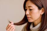 「最近ツヤが戻らない…髪がパサつき始めた大人世代に共通する「原因」とは」の画像1