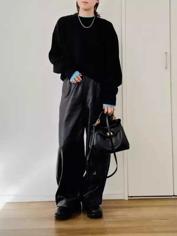 「【１万円未満】重見え黒コーデを即刷新！40代・50代がアカ抜ける“技あり配色ニット”」の画像