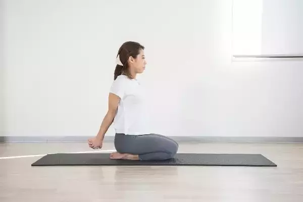 「なんか太って見える…を解消。１日１セット【背中・二の腕・首がスッと細くなる】簡単ポーズ」の画像