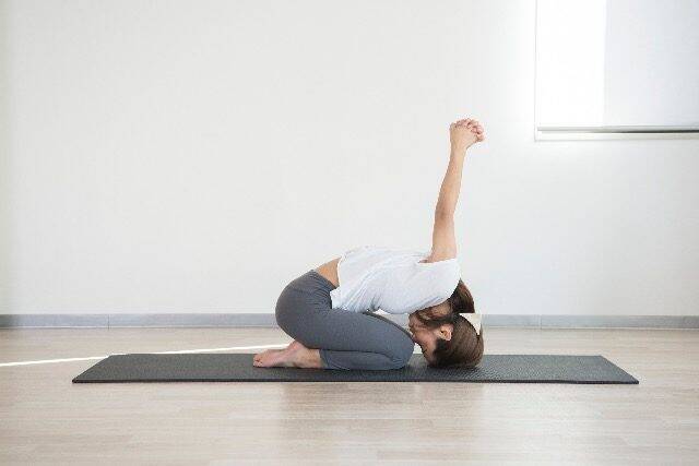 なんか太って見える…を解消。１日１セット【背中・二の腕・首がスッと細くなる】簡単ポーズ