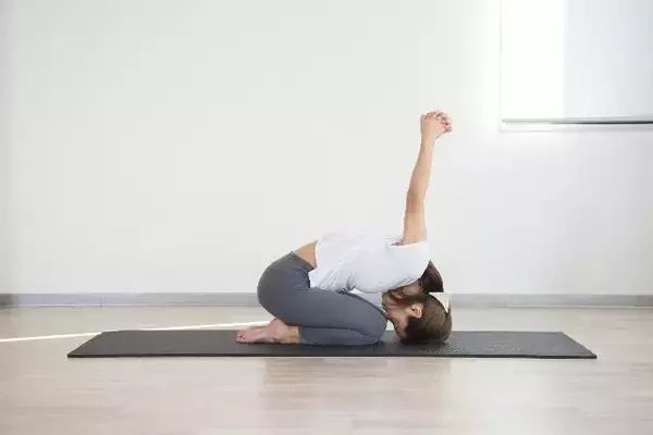 「なんか太って見える…を解消。１日１セット【背中・二の腕・首がスッと細くなる】簡単ポーズ」の画像