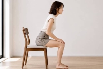 【最近、椅子から立つのがつらい…】座ったまま30秒。太ももを目覚めさせる簡単エクササイズ