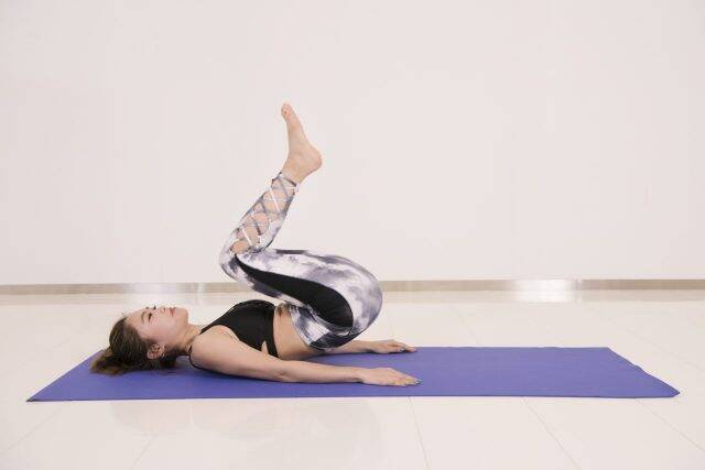 贅肉が落ちない原因は“体幹の使い方”？寝たまま30秒で差がつく「お腹引き締め」習慣