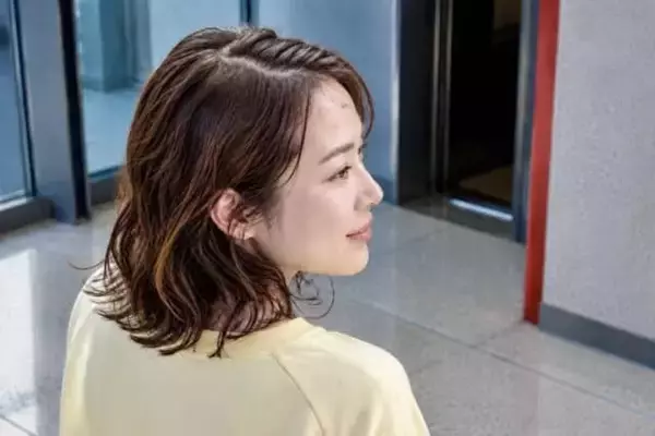 「夕方、トップがぺたんこ…。晩夏の髪は「分け目の線をぼかす」と軽く見える」の画像