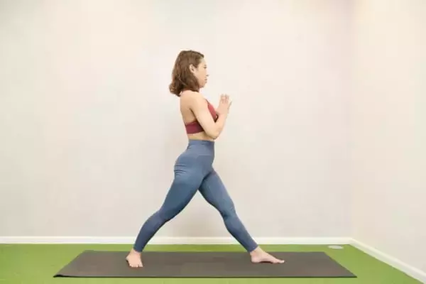 「《年始のリセット習慣》腰まわりの重だるさを解消。１日１回【骨盤から整える】簡単ポーズ」の画像